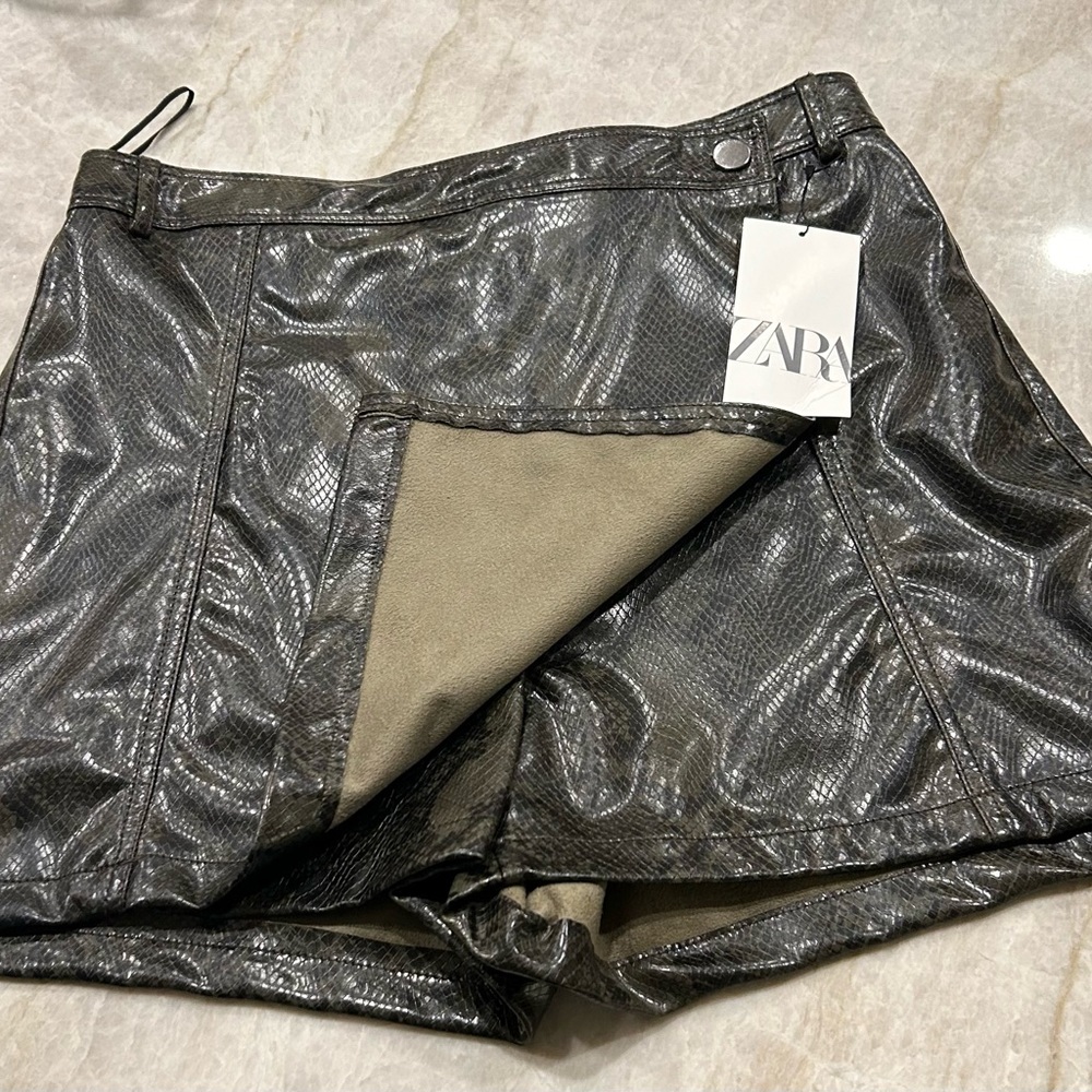 NWT Zara Snakeskin print black skirt. Size Large